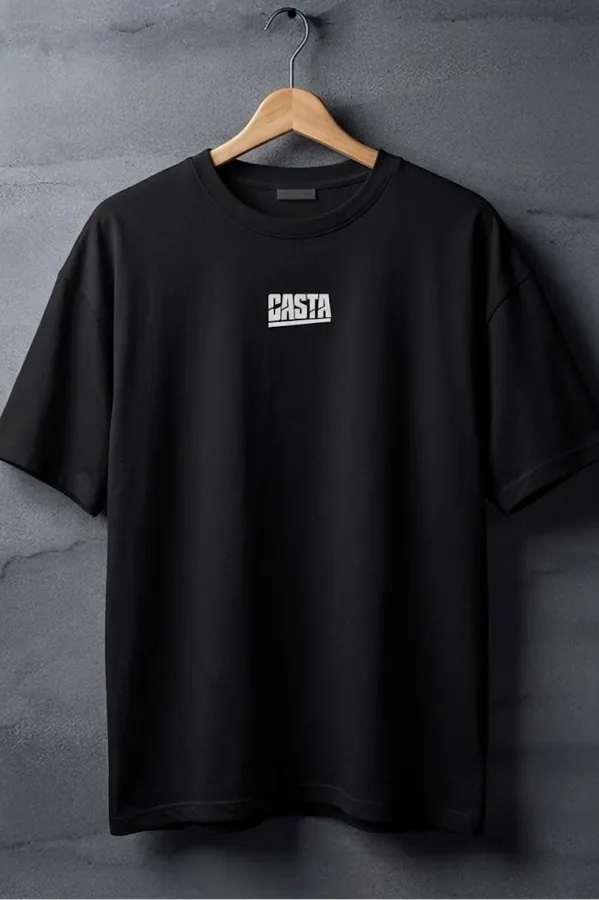 Camiseta CASTA negra colgada en percha, corte oversize de hombro caído